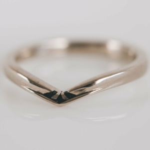 Fitted Wishbone Jet Inlay Wedding Ring